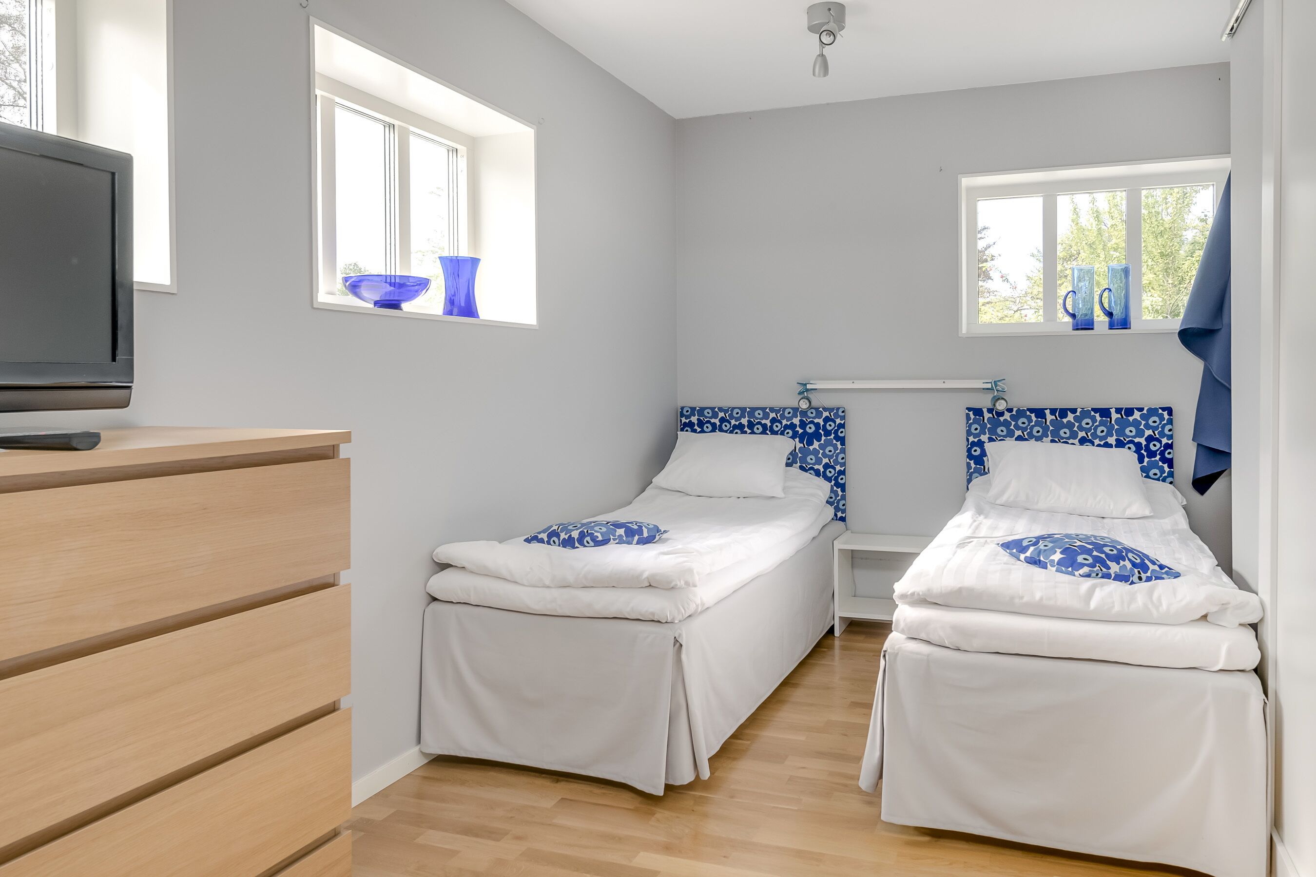 studio standard | living area | tv, toys, heated floors