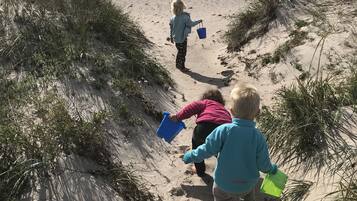 Nära stranden och vit sandstrand