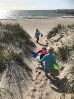 Una playa cerca, arena blanca