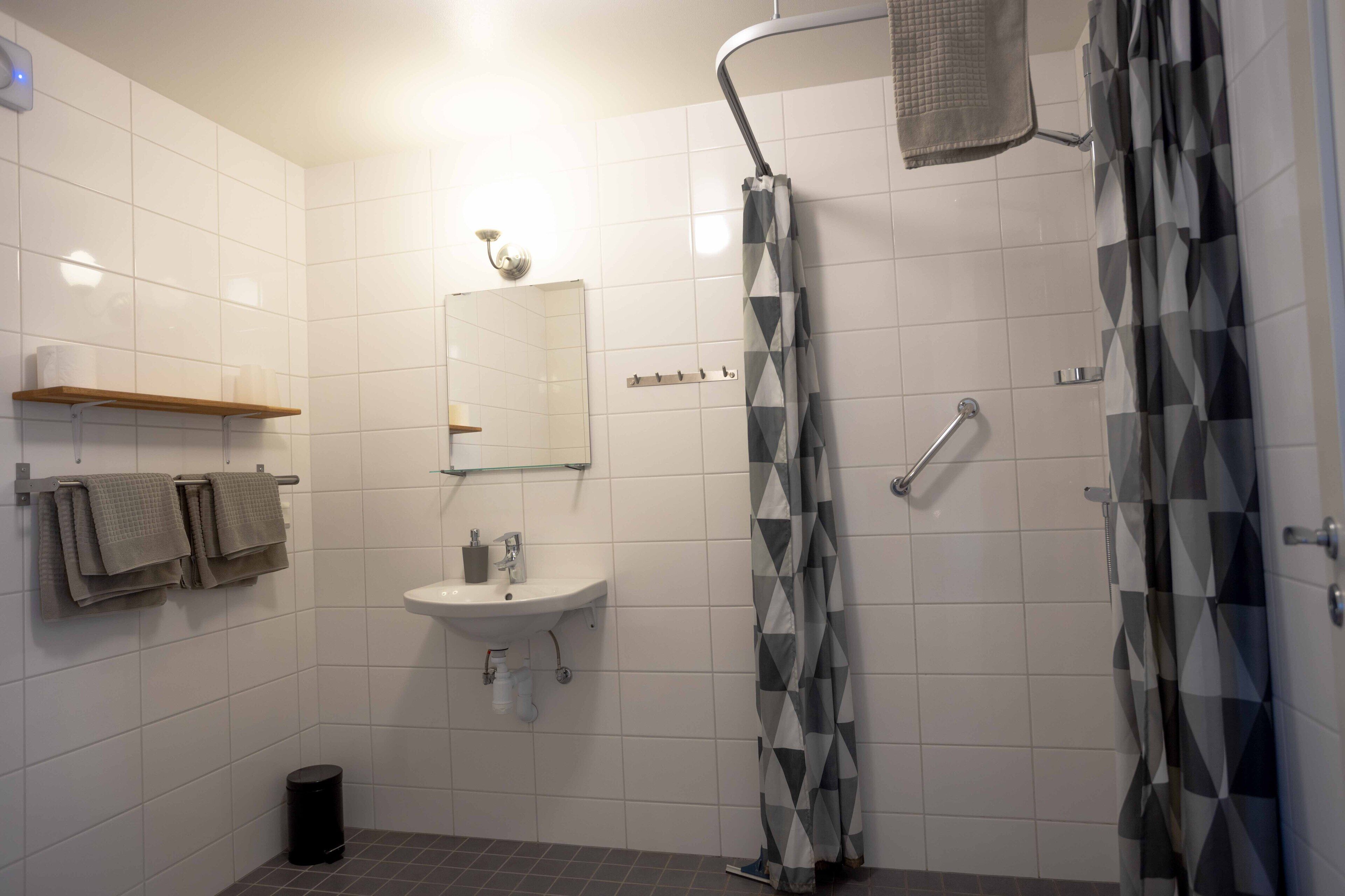 studio large | bathroom | shower, hair dryer, towels