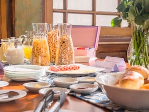Un bufé de desayuno con diversas opciones de comida y bebidas.