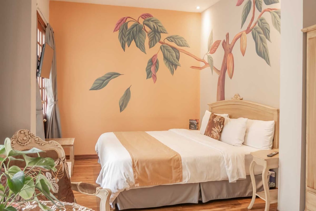 Un dormitorio con cama, armario, mesita de noche y un mural en la pared.