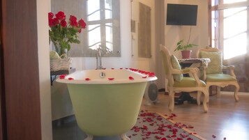 奢华客房 | 高档床上用品、羽绒被、Select Comfort 床、客房内 保险箱