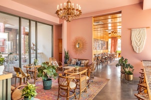 Breakfast, lunch, dinner served; American cuisine