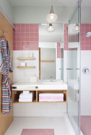 Shower, rainfall showerhead, free toiletries, hair dryer - East Austin Hotel (Austin)