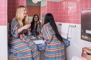 Rom – standard, 1 queensize-seng, byutsikt (Cabin Queen Room with Shared Private ) | Bad | Dusj, regndusjhode, toalettartikler (inkludert) og hårføner