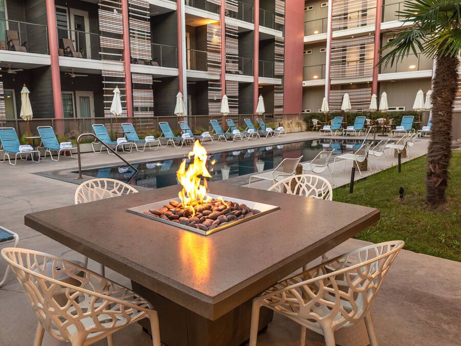 Piscina externa, funciona das 8h às 22h, guarda-sóis, espreguiçadeiras