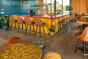 2 bars/lounges, rooftop bar, cocktail bar - East Austin Hotel (Austin)