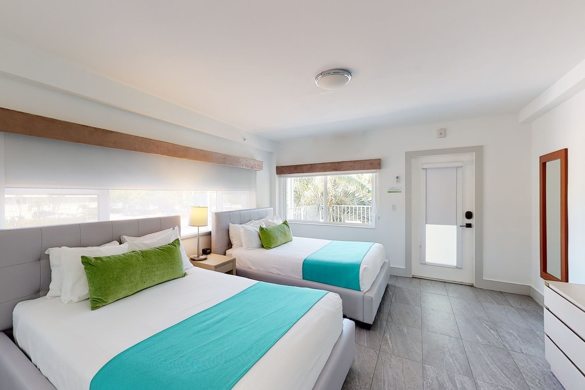 Premium Room, 1 Queen Bed with Sofa bed, Kitchen (2 Rooms) | Down comforters, in-room safe, laptop workspace, blackout drapes