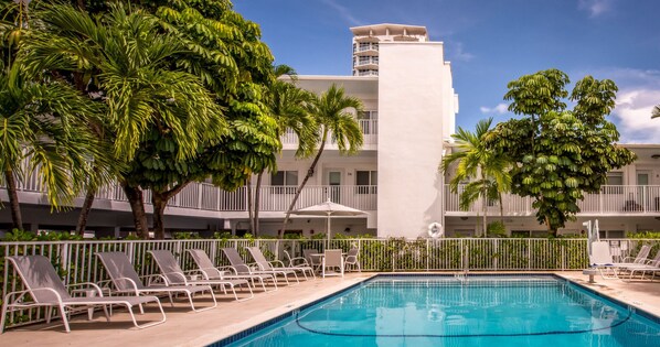 Outdoor pool, open 8:30 AM to 8:00 PM, sun loungers - Park Royal Miami Beach (Miami Beach)
