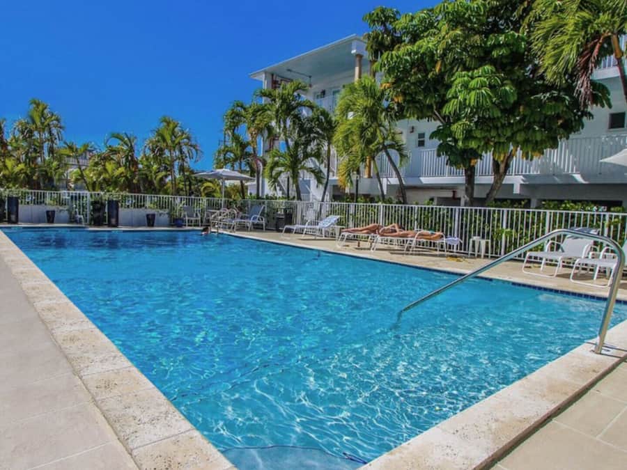 Piscina externa, funciona das 8h30 às 20h, guarda-sóis, espreguiçadeiras
