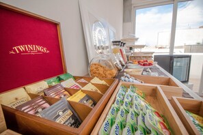 بوفيه فطور مجانًا يوميًا