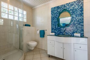 Deluxe-studio | Kylpyhuone | Suihku, ilmaiset hygieniatuotteet, pyyhkeet