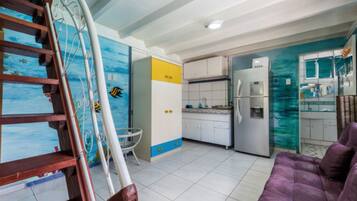 Apartamento, 2 quartos | Cozinha americana privada | Geladeira, micro-ondas, cooktop, chaleira elétrica