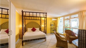 Een slaapkamer met een bed, een stoel en een raam.