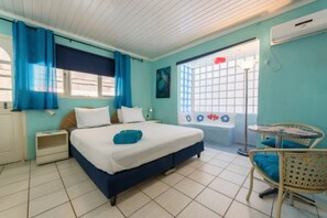 In-room safe, individually decorated, individually furnished, free WiFi - Sunflower Villa Studios by CMD (Noord)