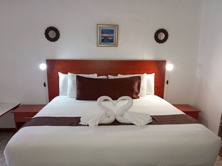 Deluxe Double Room, 1 King Bed, Non Smoking | Individually decorated, individually furnished, desk, iron/ironing board