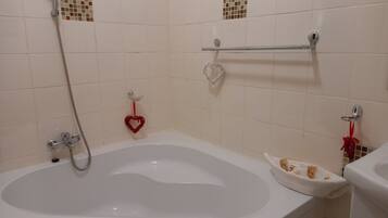 グランド ダブルルーム キングベッド 1 台 禁煙 | バスルーム | バスアメニティ (無料)、ヘアドライヤー、タオル、石鹸