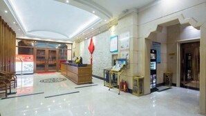 Un'accogliente hall dell'albergo con reception, area salotto e materiale informativo esposto.