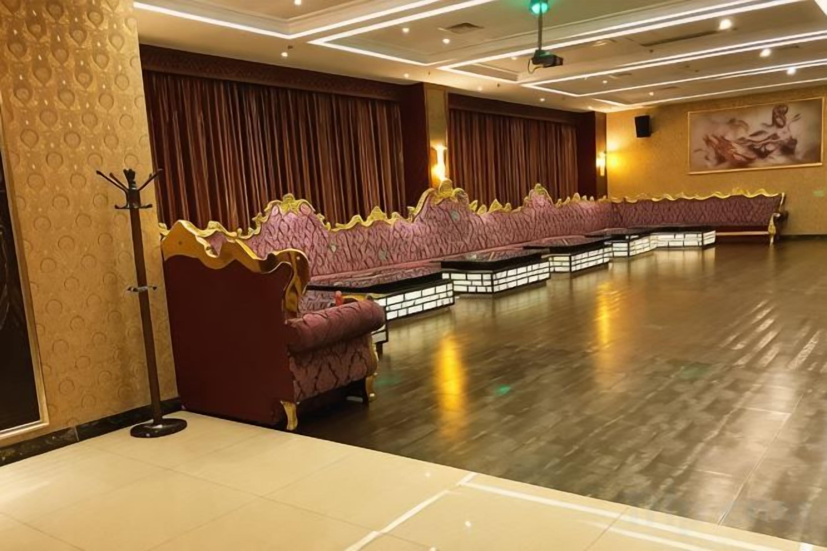 Un teatro con asientos escalonados y un telón de escenario.