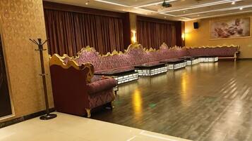Un teatro con asientos escalonados y un telón de escenario.