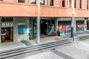 Un b âtiment dont la devanture porte les inscriptions « B.M.V » et « Cafetería », et dont le volet est fermé.