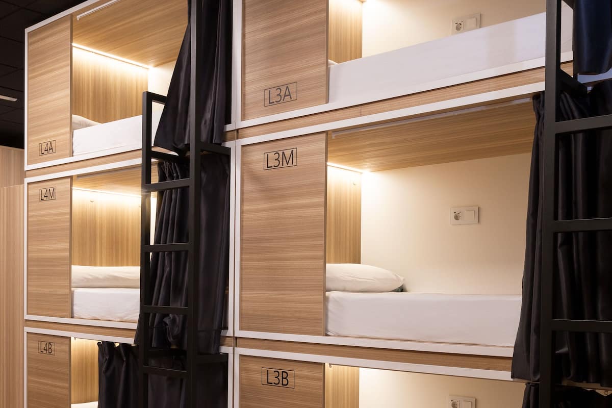 Habitación de hotel con literas identificadas como L3A, L3B, L4A, L4B, L4M y L4M.