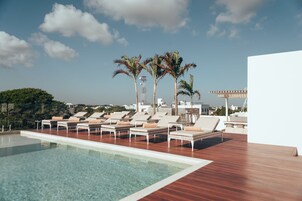 2 szabadtéri medence, napernyők �és napozóágyak