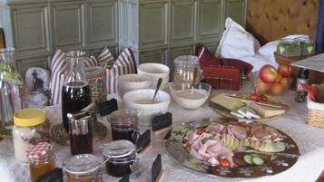 Petit déjeuner buffet (10 EUR par personne)