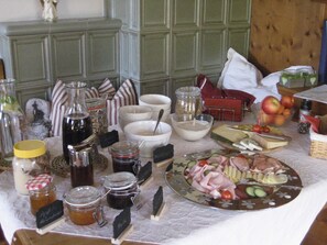 Petit déjeuner buffet (10 EUR par personne)