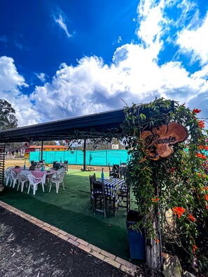 Outdoor dining - Parador La Mesa Redonda (Los Santos)