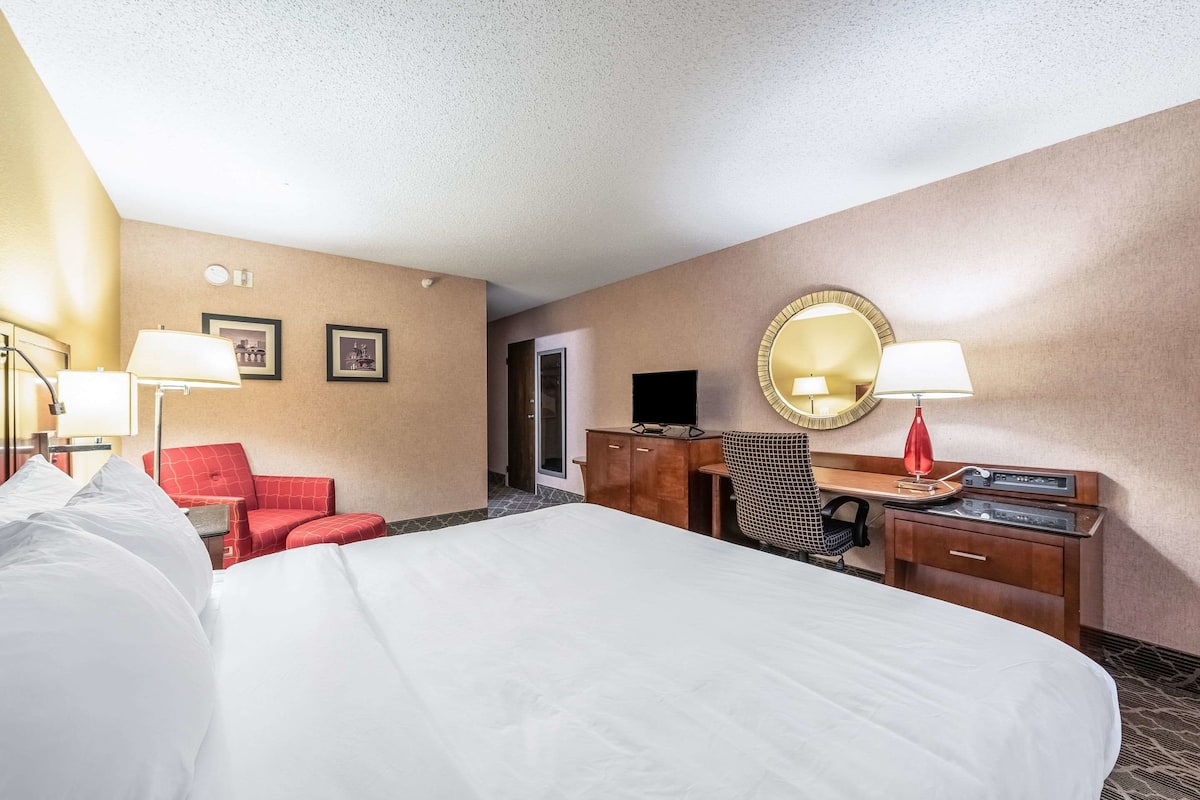 Premium bedding, down comforters, desk, laptop workspace