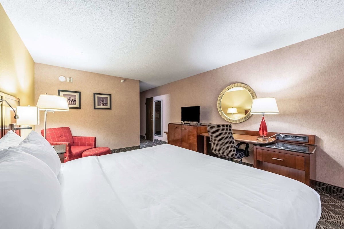 Premium bedding, down comforters, desk, laptop workspace