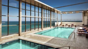 Piscina a l'aire lliure (horari: 08:00-19:00) i gandules