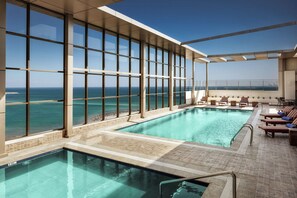 Piscina a l'aire lliure (horari: 08:00-19:00) i gandules 