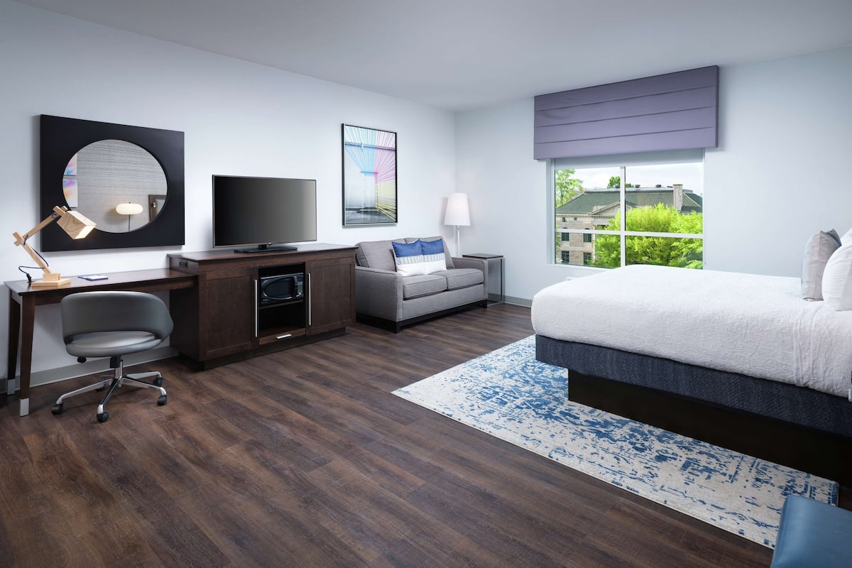 1 bedroom, desk, laptop workspace, soundproofing