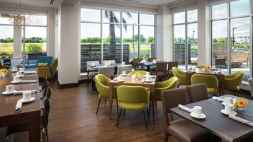 Breakfast, lunch, dinner served; American cuisine