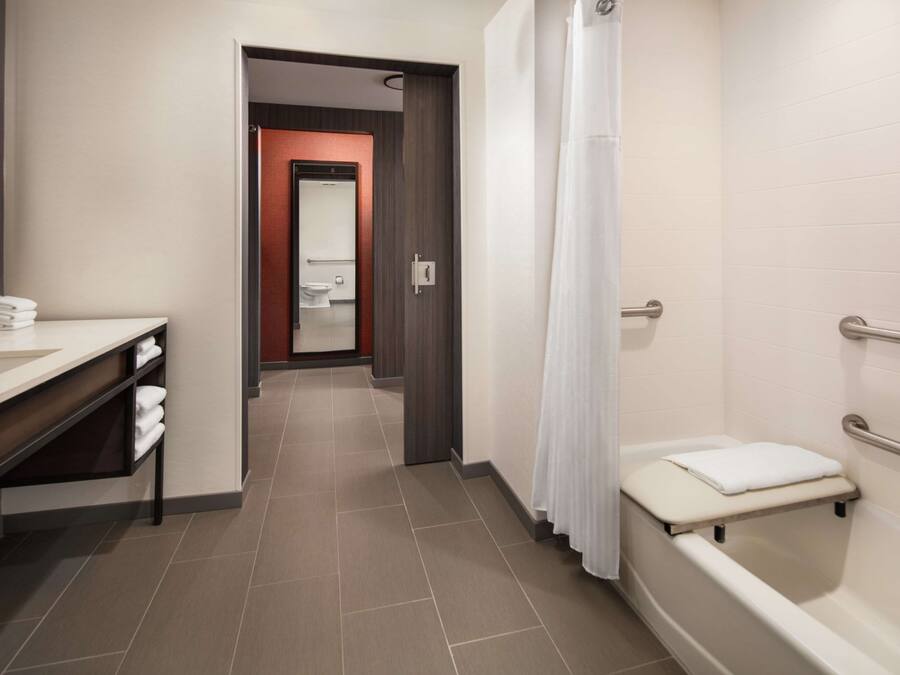 Un baño moderno con bañera, ducha e inodoro.