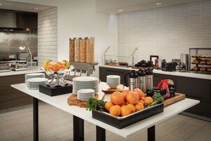 每日供应外卖早餐（每人 USD 13.95）