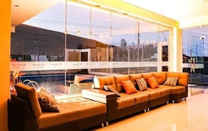 Área de estar no saguão