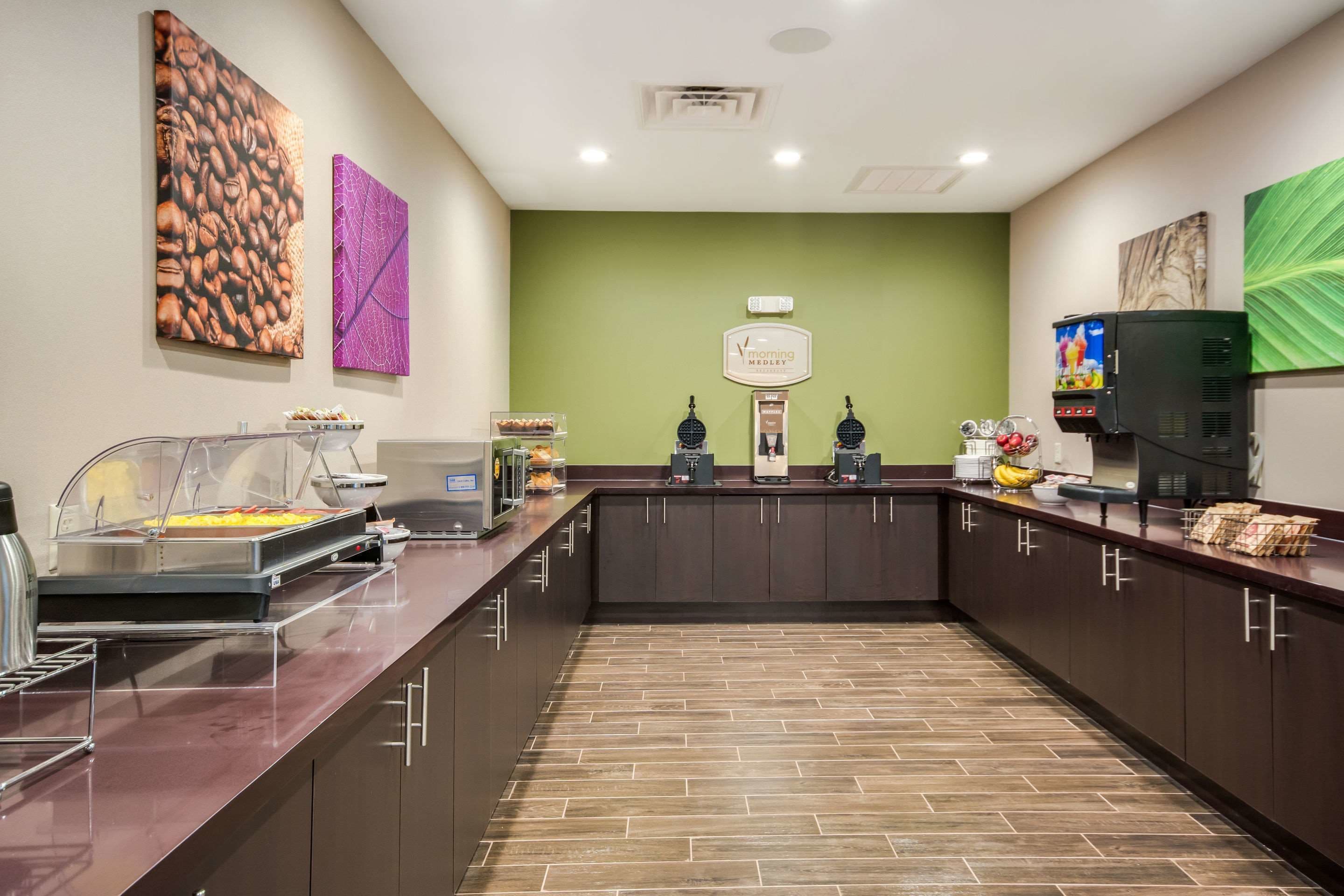 Una mesa de buffet con exhibición de café, estación de bebidas y una barra con diferentes alimentos.