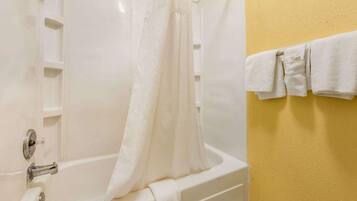 Literie de qualité supérieure, bureau, rideaux occultants