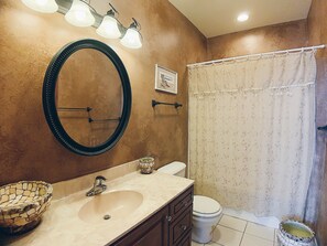 ヘアドライヤー、タオル、トイレットペーパー