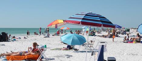 Sur la plage, chaise longue, serviettes de plage