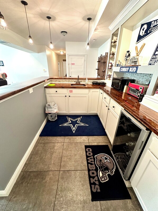 Refrigerador, microondas, cafetera y tetera y tostadora 