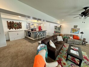 Flat-screen TV, Netflix, DVD player, books - Hatteras Hideaway - Perfect for wanting to enjoy all that Columbia has to offer. (Columbia)