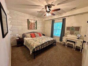 2 bedrooms, in-room safe, iron/ironing board, WiFi - Hatteras Hideaway - Perfect for wanting to enjoy all that Columbia has to offer. (Columbia)