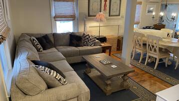 Smart-tv, dvd-spelare, böcker och ett musikbibliotek