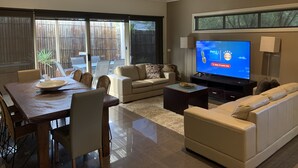 Una Smart TV, Netflix, un reproductor de DVD, libros