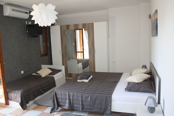 2 bedrooms, laptop workspace